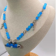 Blauer Perlen und NachrichtenboxAnhänger an einer silber Kette 