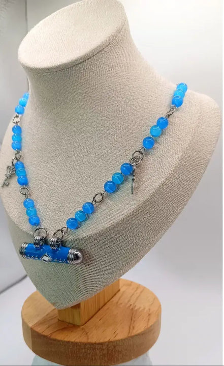 Blauer Perlen und NachrichtenboxAnhänger an einer silber Kette 